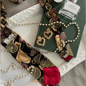 Vintage Designer Oscar de la Renta, 100% silk abstract print 80’s tie